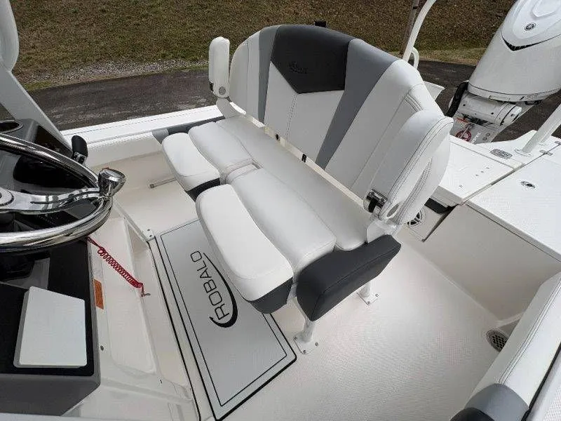 Slide: The Image of Robalo 246 Cayman 2026 - 80