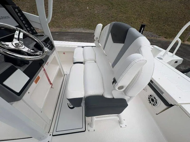 Slide: The Image of Robalo 246 Cayman 2026 - 81