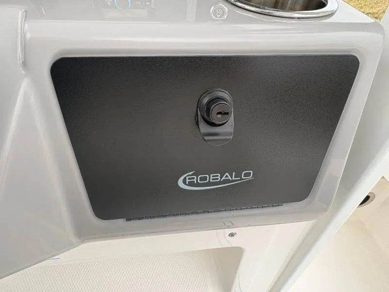 Slide: The Image of Robalo 246 Cayman 2026 - 82