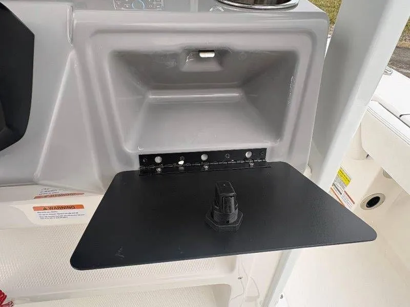 Slide: The Image of Robalo 246 Cayman 2026 - 83