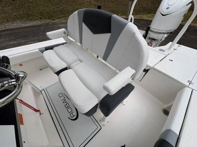 Slide: The Image of Robalo 246 Cayman 2026 - 84