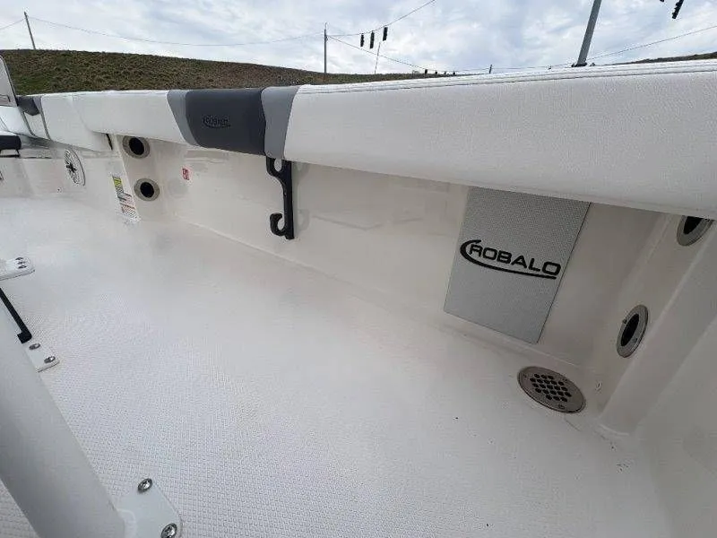 Slide: The Image of Robalo 246 Cayman 2026 - 87