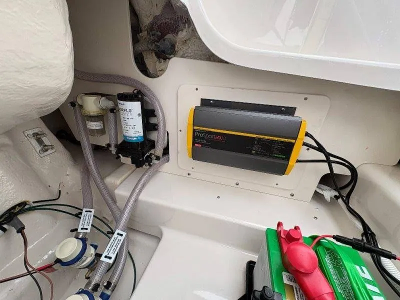 Slide: The Image of Robalo 246 Cayman 2026 - 97