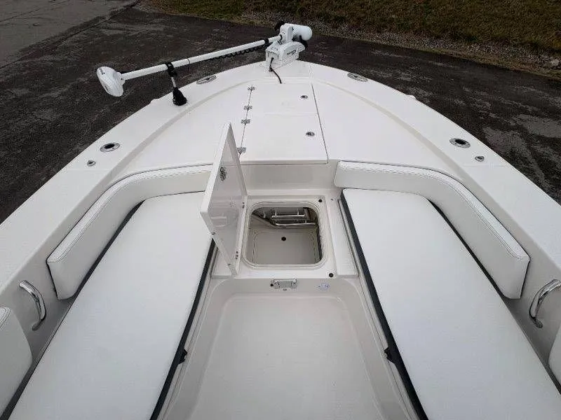 Slide: The Image of Robalo 246 Cayman 2026 - 99