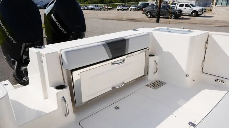 Slide: The Image of Robalo R300 Center Console 2026 - 31