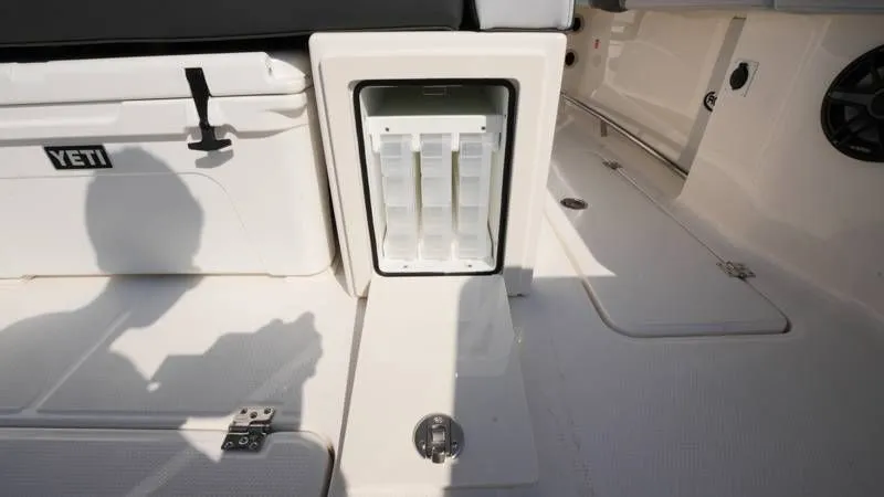 Slide: The Image of Robalo R300 Center Console 2026 - 37