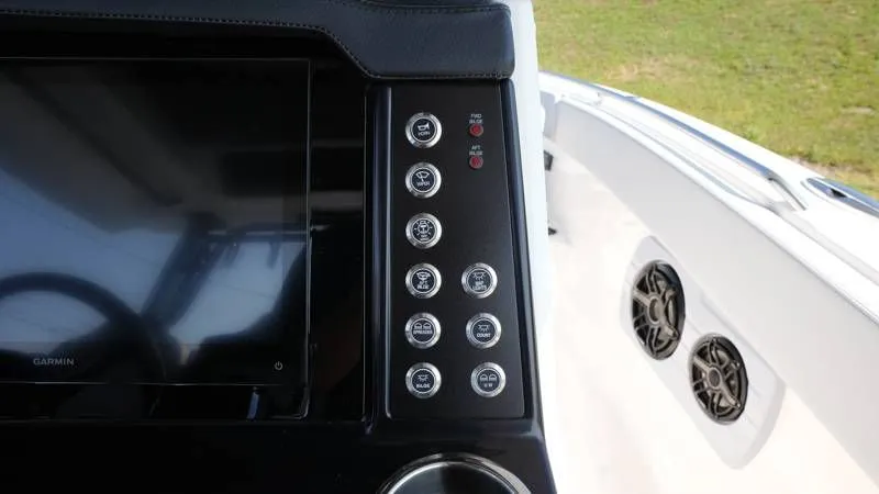 Slide: The Image of Robalo R300 Center Console 2026 - 40
