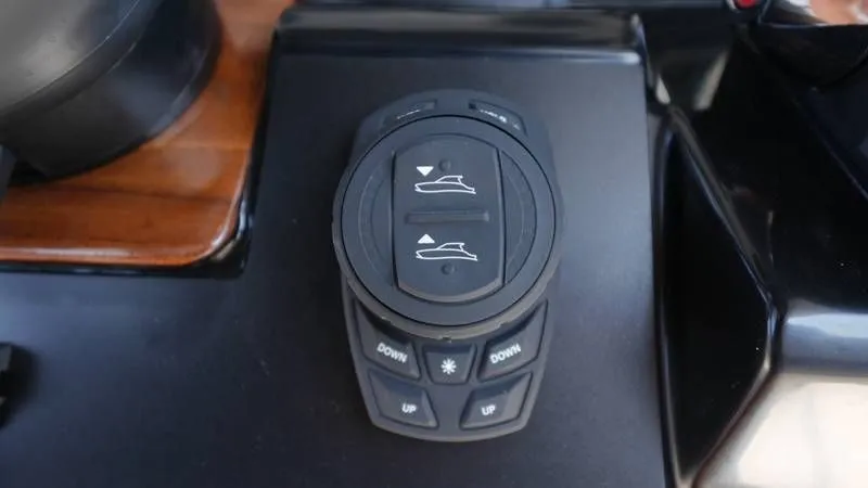 Slide: The Image of Robalo R300 Center Console 2026 - 41