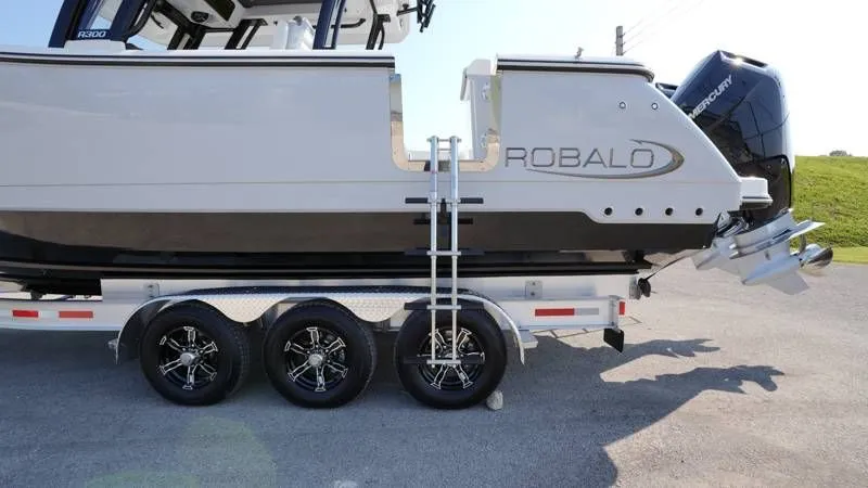 Slide: The Image of Robalo R300 Center Console 2026 - 43