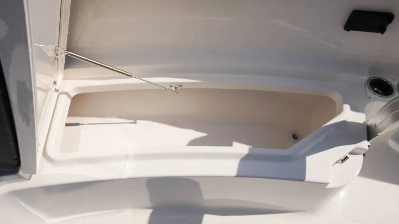 Slide: The Image of Robalo R300 Center Console 2026 - 69