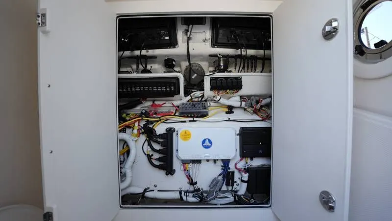 Slide: The Image of Robalo R300 Center Console 2026 - 85