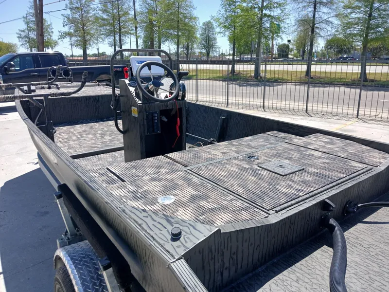 Slide: The Image of Gator Trax 17X54 2025 - 14