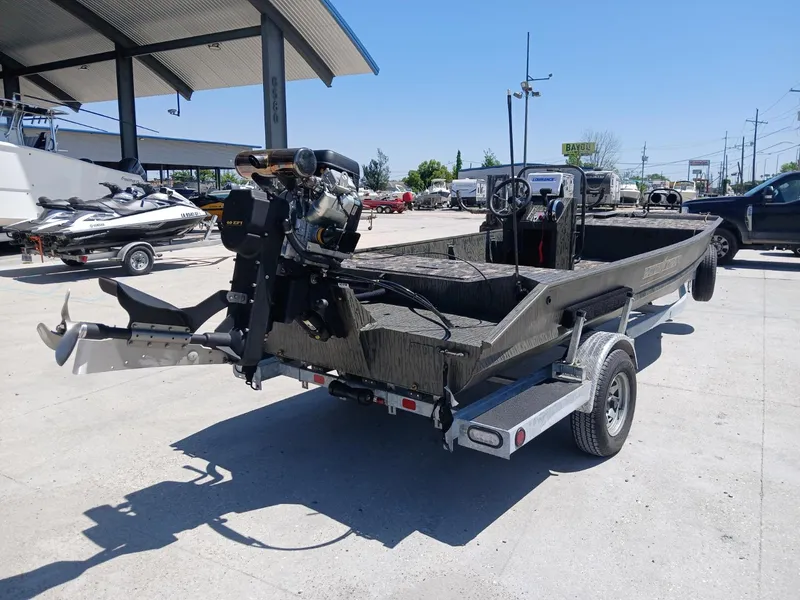 Slide: The Image of Gator Trax 17X54 2025 - 4