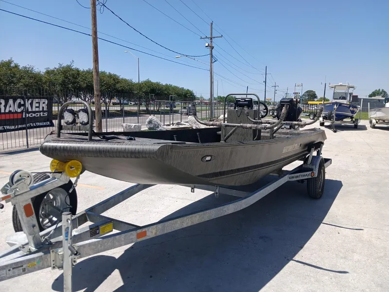 Slide: The Image of Gator Trax 17X54 2025 - 5