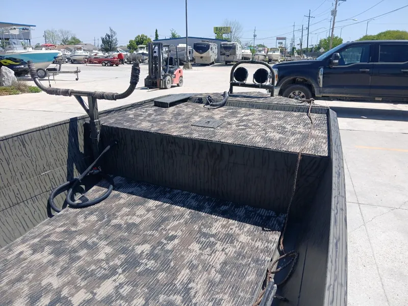 Slide: The Image of Gator Trax 17X54 2025 - 6