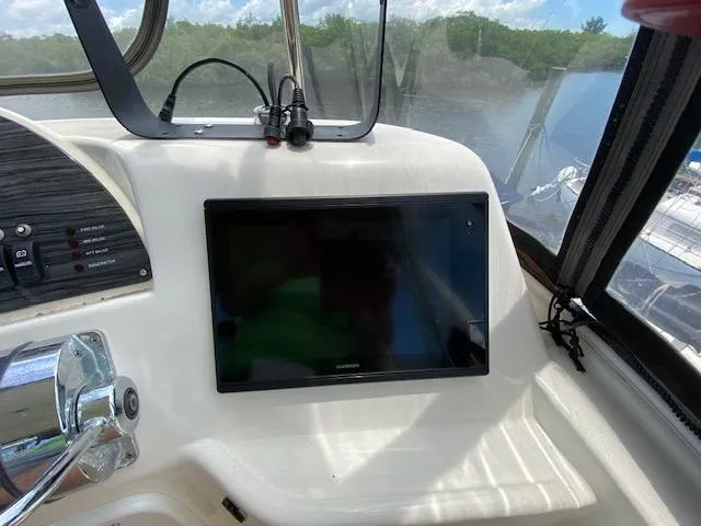 Slide: The Image of 2007 Silverton 33 Convertible boat helm with Garmin navigation display. - 43