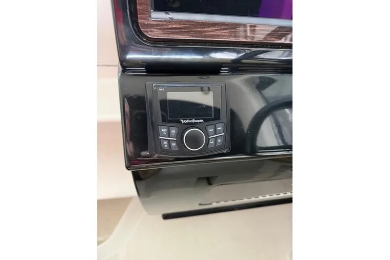 Slide: The Image of Control panel on 2018 Sea Ray Sundancer 260 boat dashboard. - 20