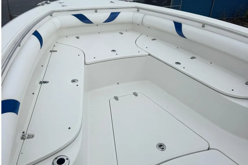 Slide: The Image of Boston Whaler 320 Outrage 2007, spacious deck with blue accents. - 17