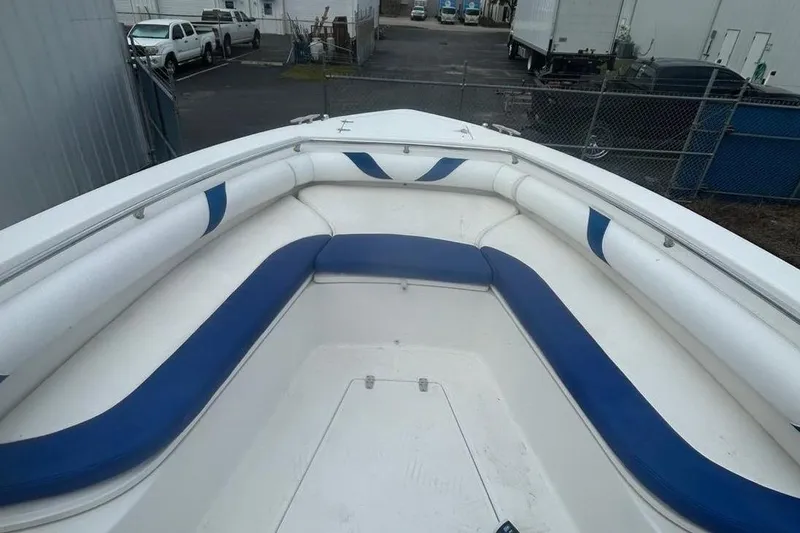 Slide: The Image of Boston Whaler 320 Outrage 2007 with blue and white seating cushions. - 18