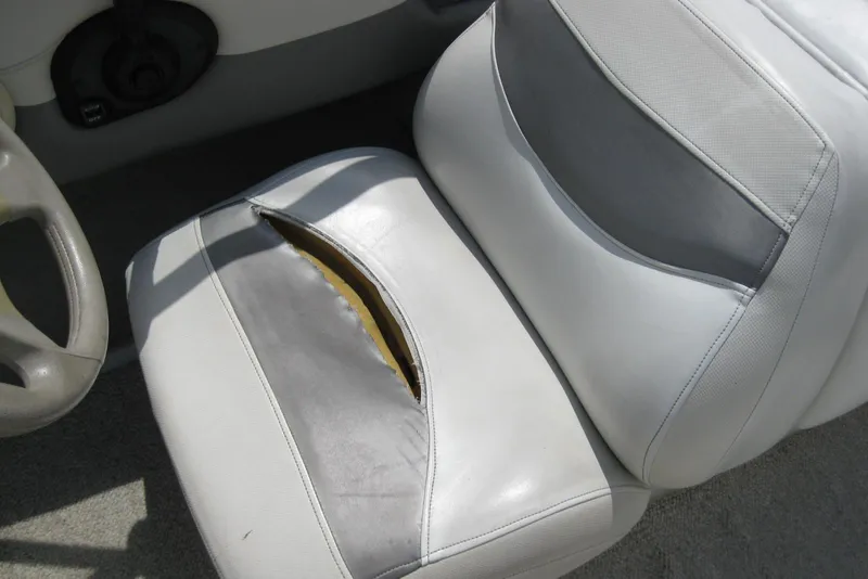 Slide: The Image of 2005 Maxum 1900 SR3 boat interior with steering wheel and dashboard. - 15