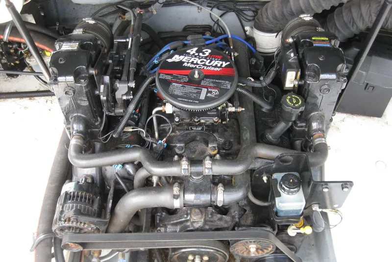 Slide: The Image of 2005 Maxum 1900 SR3 boat interior with gray seating and carpeted floor. - 20