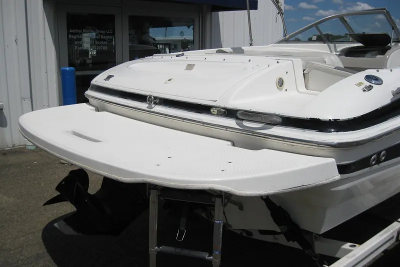 Slide: The Image of 2005 Maxum 1900 SR3 boat model emblem on white exterior. - 4