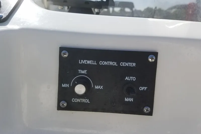 Slide: The Image of Livewell control panel on 1999 Boston Whaler 180 Dauntless boat. - 10