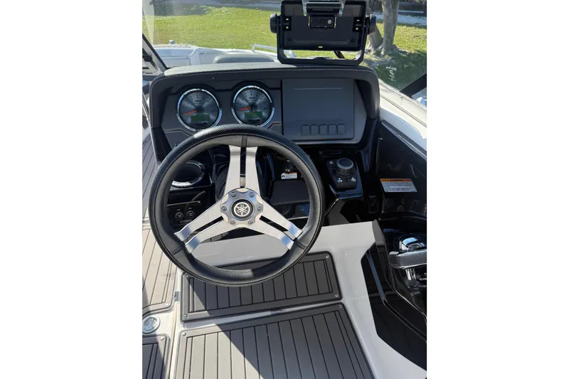 Slide: The Image of Steering wheel and dashboard of 2017 Yamaha Boats 242 Limited S E-Series. - 10