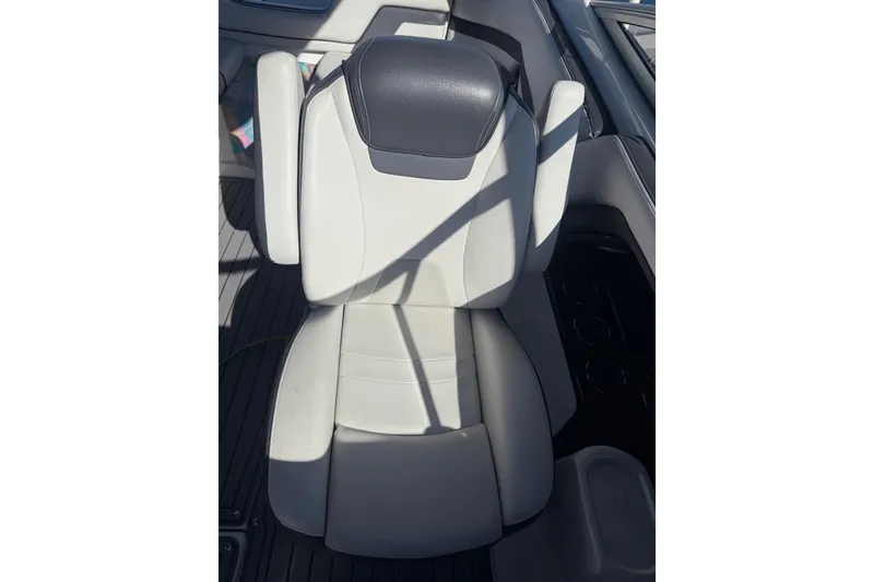Slide: The Image of Captain's seat of 2017 Yamaha Boats 242 Limited S E-Series, featuring sleek design and comfort. - 17