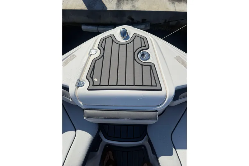 Slide: The Image of Bow of 2017 Yamaha Boats 242 Limited S E-Series with sleek design and fittings. - 21