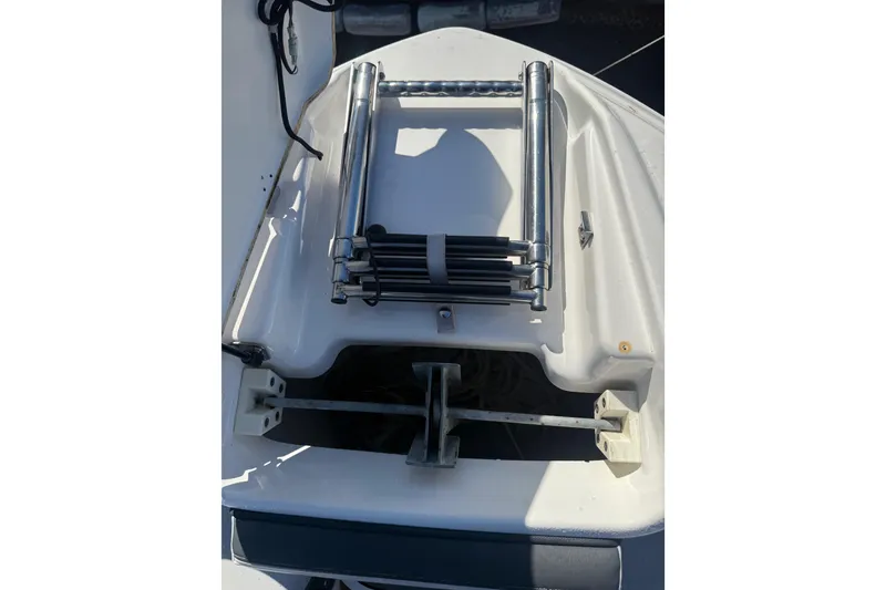 Slide: The Image of 2017 Yamaha Boats 242 Limited S E-Series bow with ladder and anchor storage. - 22
