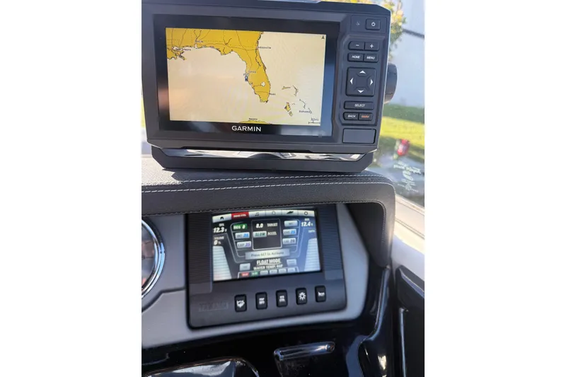 Slide: The Image of Dashboard of 2017 Yamaha Boats 242 Limited S E-Series with Garmin GPS display. - 27