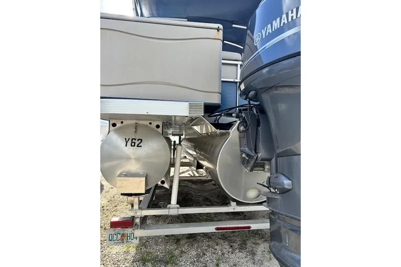 Slide: The Image of 2015 Bennington 21gs pontoon boat with Yamaha 115 outboard motor. - 7