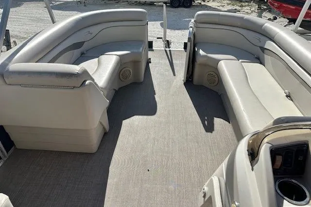 Slide: The Image of 2015 Bennington 21gs pontoon boat with Yamaha outboard motor, docked under blue sky. - 9