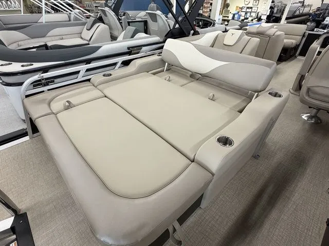 Slide: The Image of Tahoe LTZ 2385 VRB 2026 - 10