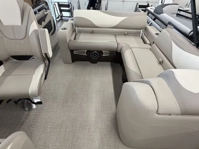 Slide: The Image of Tahoe LTZ 2385 VRB 2026 - 8