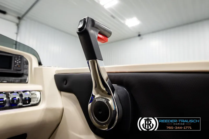 Slide: The Image of Throttle control in a 2026 Avalon LSZ ENT boat, featuring Suzuki branding. - 43