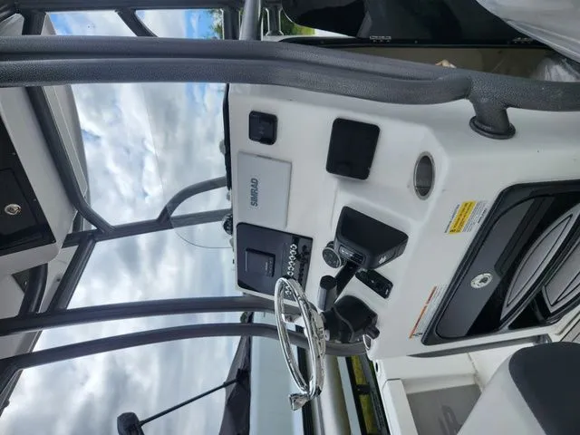 Slide: The Image of Sea Pro 230 DLX W/200HP 2025 - 10