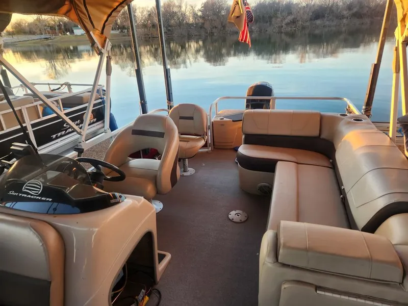 Slide: The Image of Tracker 20 DLX 2018 - 2