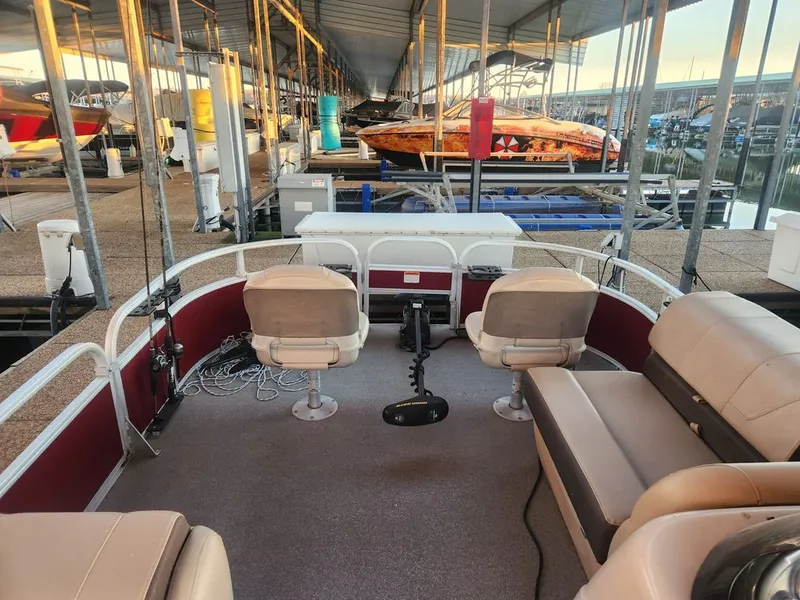 Slide: The Image of Tracker 20 DLX 2018 - 3