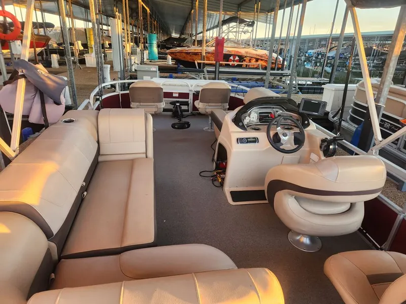 Slide: The Image of Tracker 20 DLX 2018 - 4