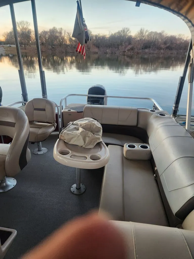 Slide: The Image of Tracker 20 DLX 2018 - 5