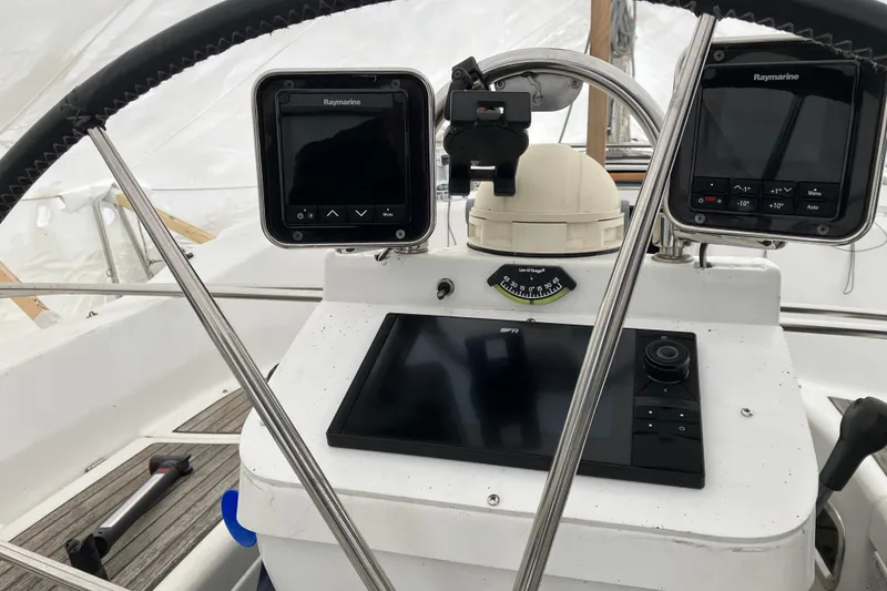 Slide: The Image of Cockpit of 2005 Beneteau Oceanis 423 sailboat with navigation instruments. - 47