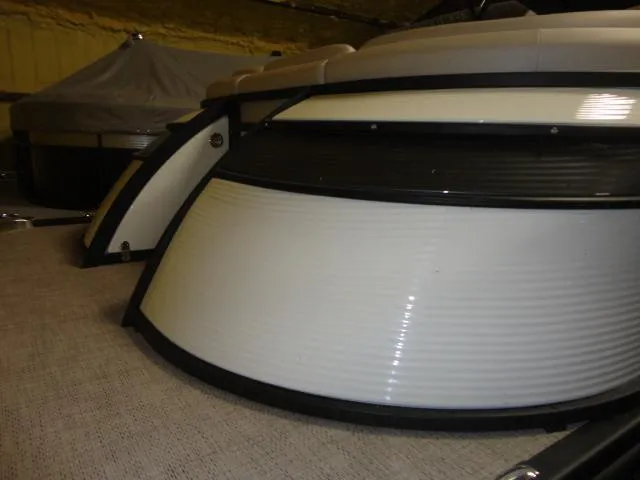 Slide: The Image of 2018 Bennington 25 QCW pontoon boat indoors. - 22