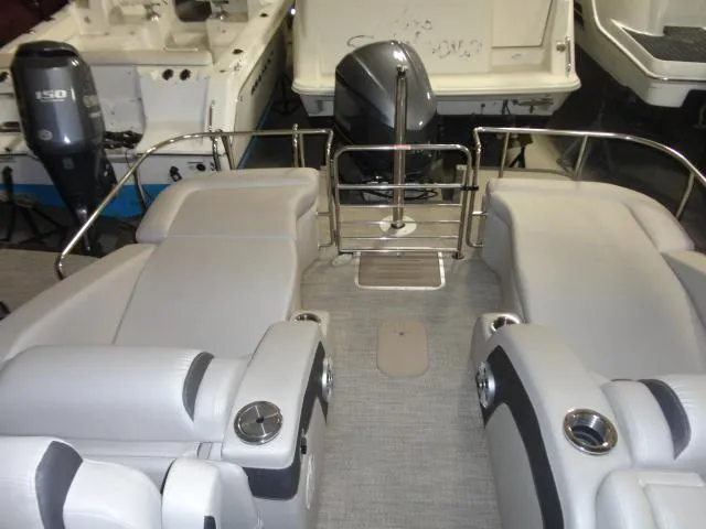 Slide: The Image of Interior view of a 2018 Bennington 25 QCW pontoon boat. - 37