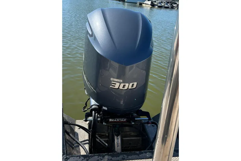 Slide: The Image of Yamaha 300 outboard motor on 2018 Bennington 25 QCW boat, docked on water. - 7