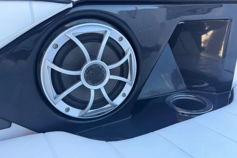 Slide: The Image of Close-up of a speaker and cup holder on a 2022 Yamaha Boats 252 FSH Sport. - 9