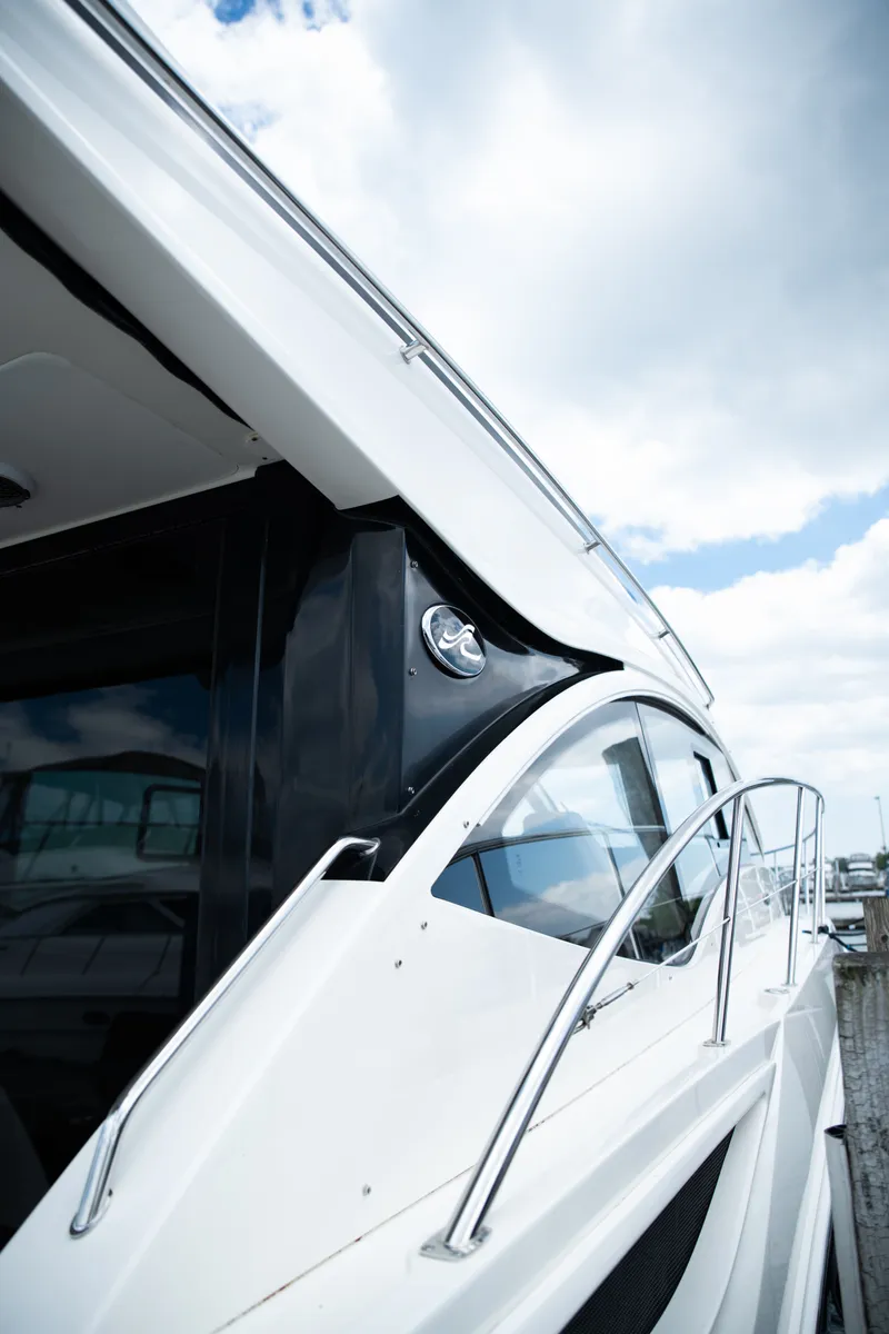 Slide: The Image of Luxurious bathroom in Sea Ray Sundancer 400 yacht, 2017 model. - 40
