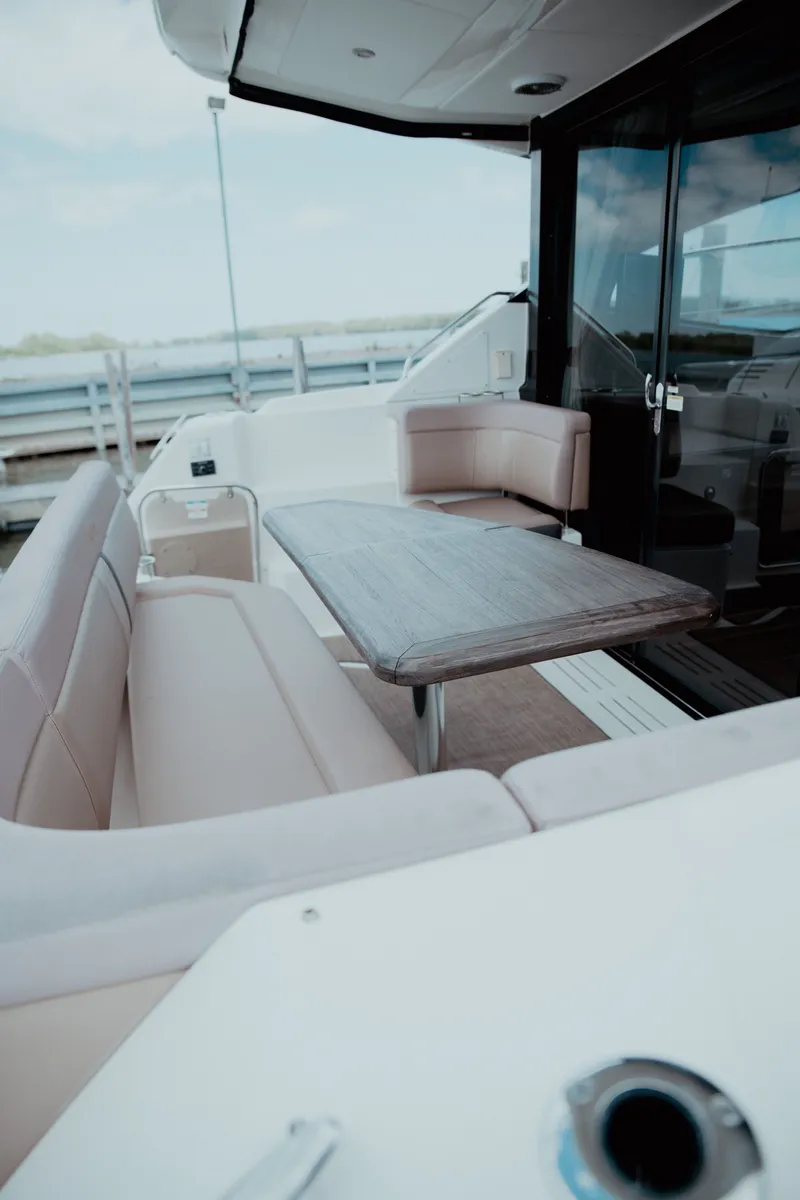 Slide: The Image of Shower cabin in a 2017 Sea Ray Sundancer 400 yacht. - 42