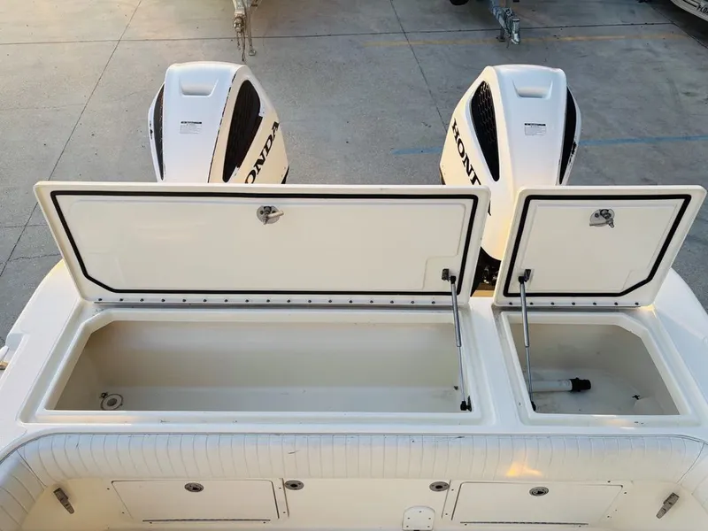 Slide: The Image of World Cat Center Console 270SF 2007 - 16